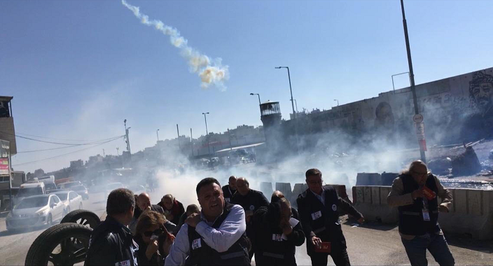 "مدى": الاعتداء على الصحفيين الفلسطينيين والدوليين اعتداء سافر على حرية التعبير
